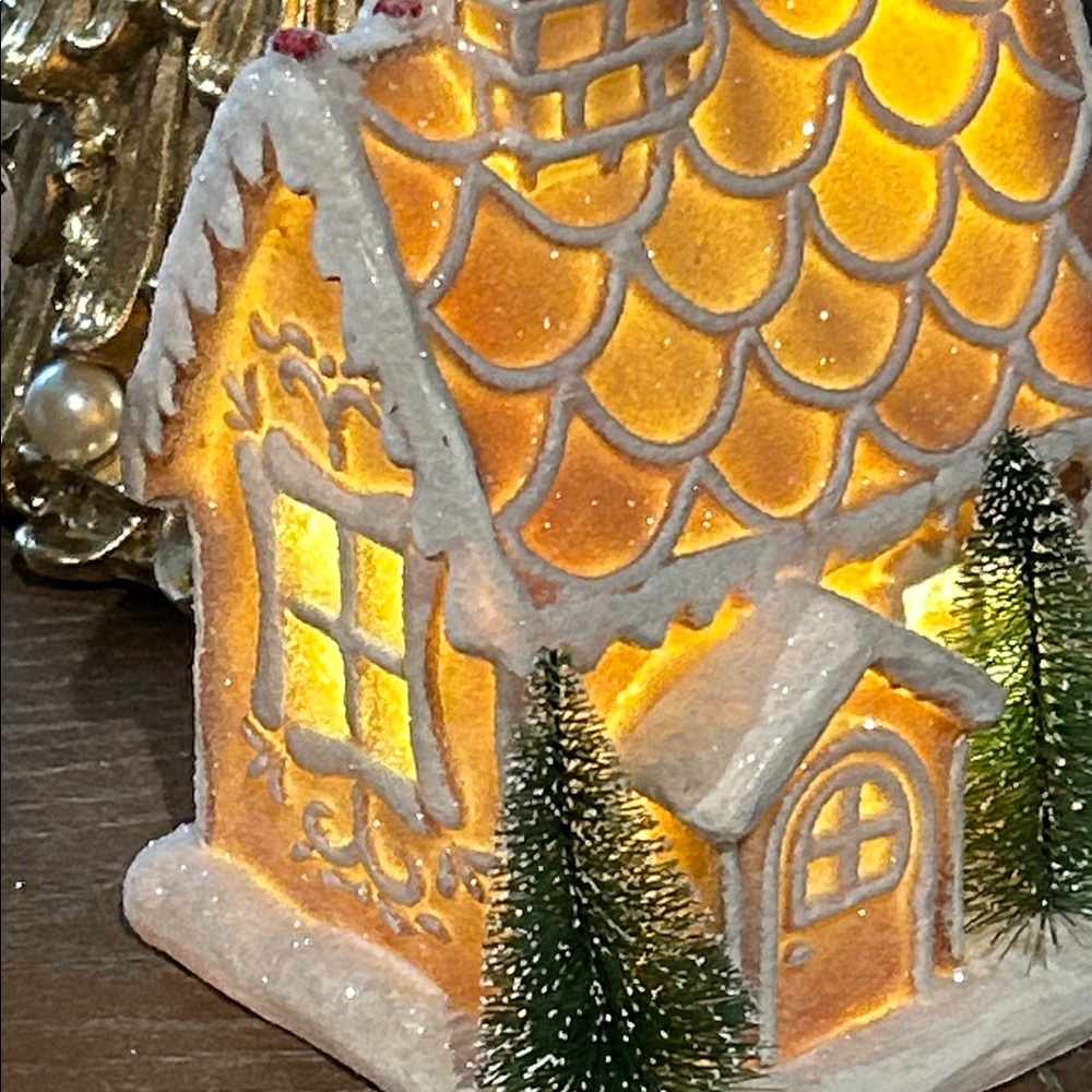 NEW! LIGHTED Christmas Holiday Gingerbread Cottage House - Picture 6 of 12